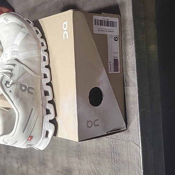 On Cloud 5 White Running Shoes Sneakers Athleisure Size 6 Women's - Picture 9 of 9